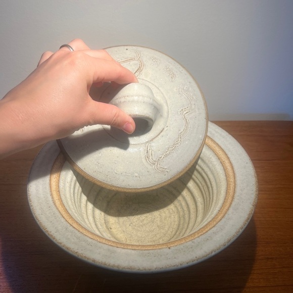 Handcrafted art pottery bowl with lid white glaze marked - Picture 9 of 12